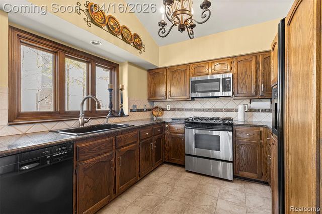 6482 Denton Court, Troy, MI 48098