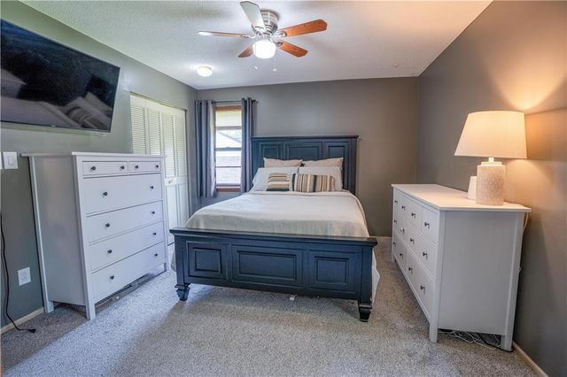 804 NW Arlington Place, Blue Springs, MO 64015