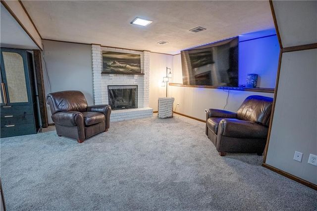 804 NW Arlington Place, Blue Springs, MO 64015