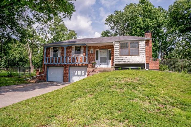 804 NW Arlington Place, Blue Springs, MO 64015