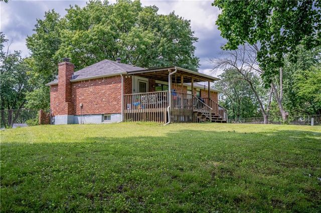 804 NW Arlington Place, Blue Springs, MO 64015