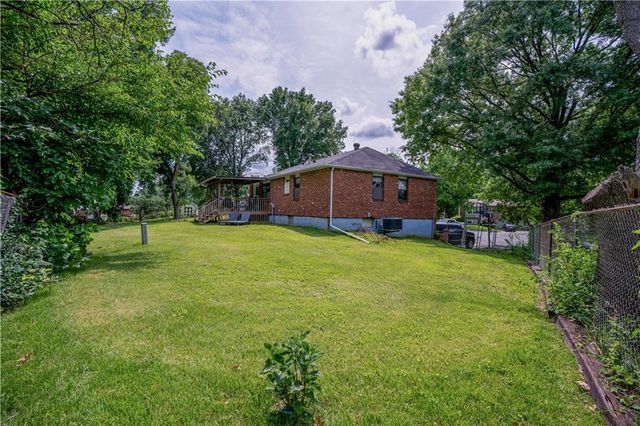 804 NW Arlington Place, Blue Springs, MO 64015