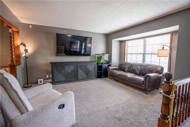 804 NW Arlington Place, Blue Springs, MO 64015