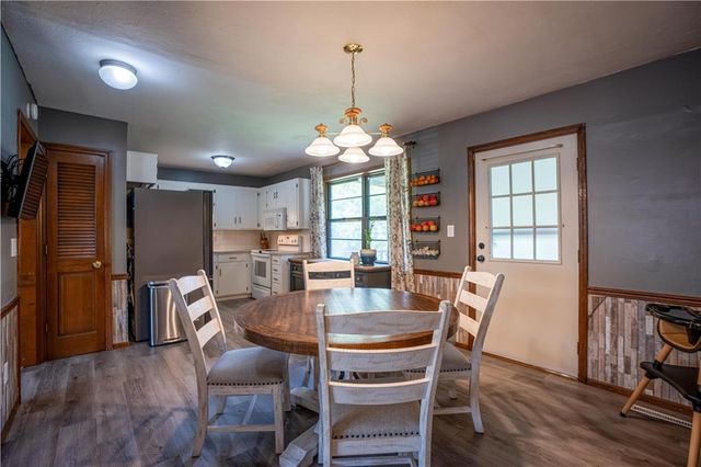 804 NW Arlington Place, Blue Springs, MO 64015