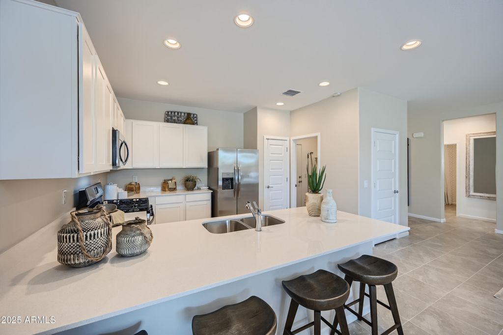 17045 W SWAYBACK Pass, Surprise, AZ 85387 — photo 4