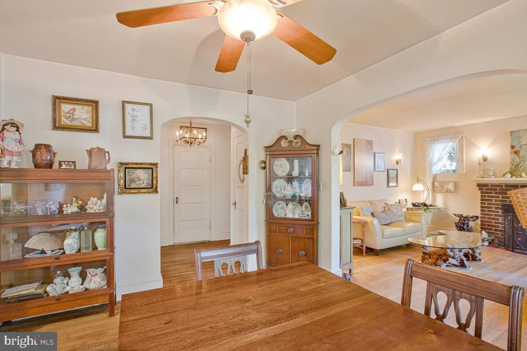 Image 10 of property listing at 3911 MADISON ST, Hyattsville, MD 20781