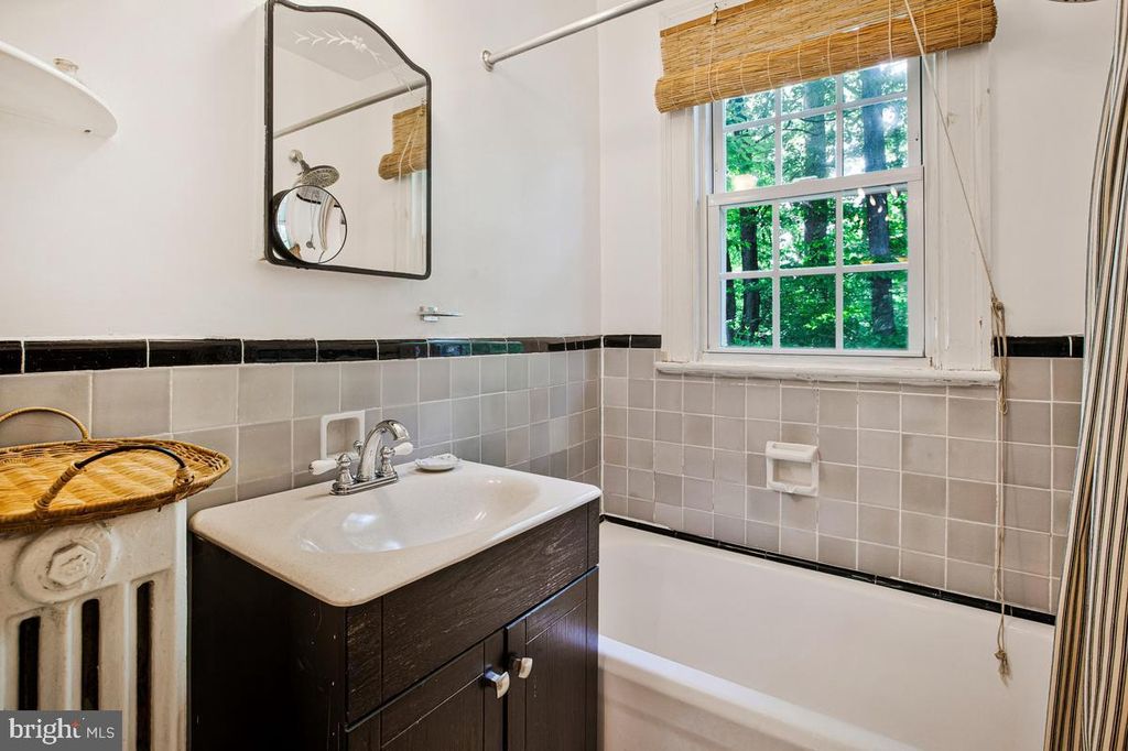 Image 19 of property listing at 3911 MADISON ST, Hyattsville, MD 20781