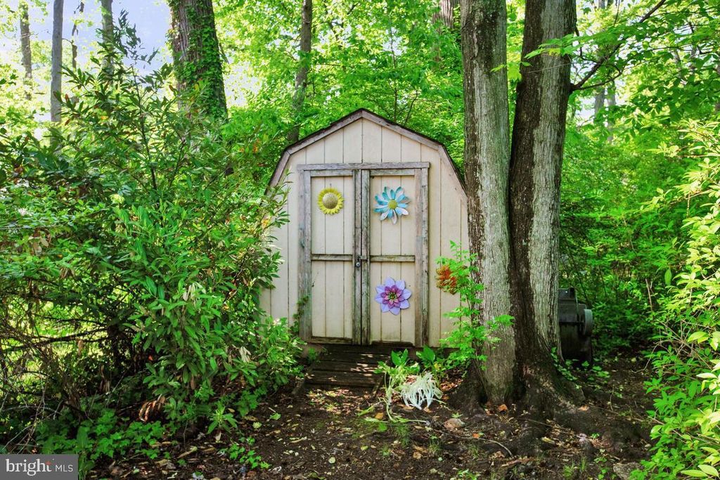 Image 33 of property listing at 3911 MADISON ST, Hyattsville, MD 20781
