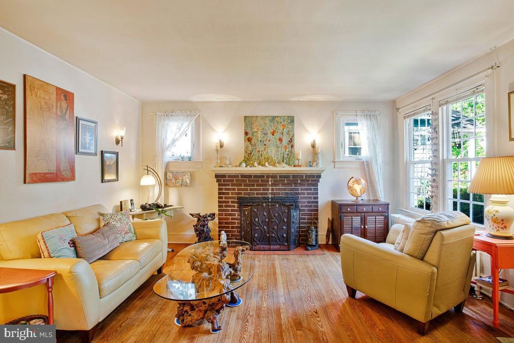 Image 4 of property listing at 3911 MADISON ST, Hyattsville, MD 20781
