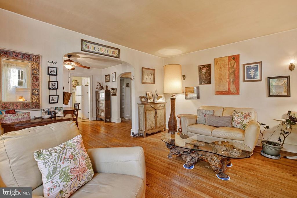 Image 6 of property listing at 3911 MADISON ST, Hyattsville, MD 20781