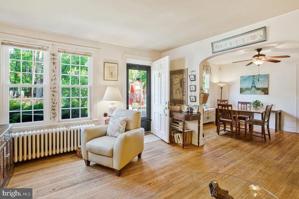 Image 7 of property listing at 3911 MADISON ST, Hyattsville, MD 20781