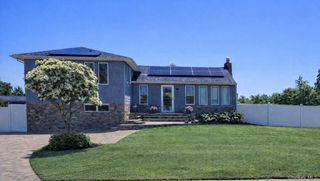 3938 Arthur Avenue N, Seaford, NY 11783