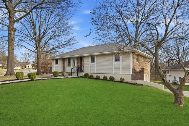 405 NE Grant Court, Lee's Summit, MO 64064