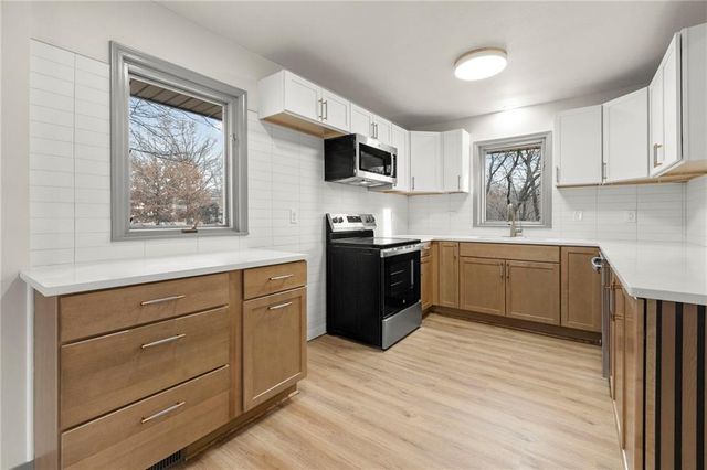 405 NE Grant Court, Lee's Summit, MO 64064