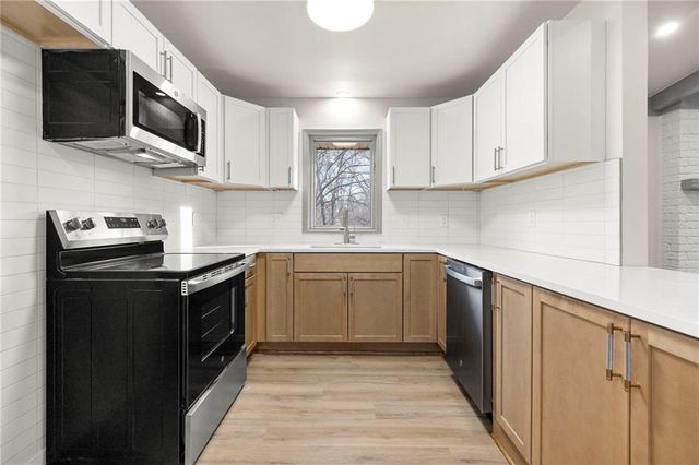 405 NE Grant Court, Lee's Summit, MO 64064