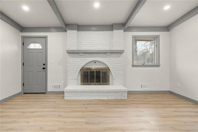 405 NE Grant Court, Lee's Summit, MO 64064