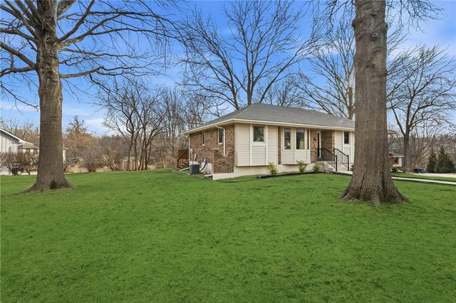 405 NE Grant Court, Lee's Summit, MO 64064