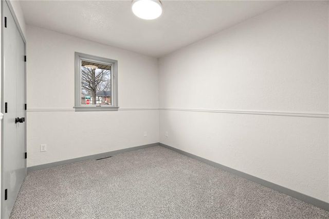 405 NE Grant Court, Lee's Summit, MO 64064