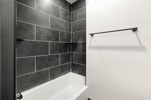 405 NE Grant Court, Lee's Summit, MO 64064