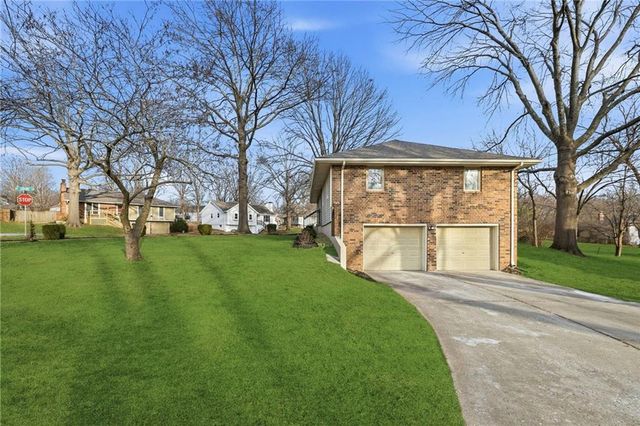 405 NE Grant Court, Lee's Summit, MO 64064