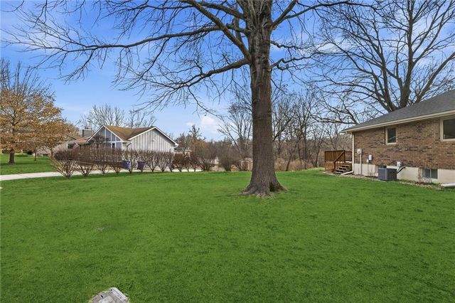 405 NE Grant Court, Lee's Summit, MO 64064