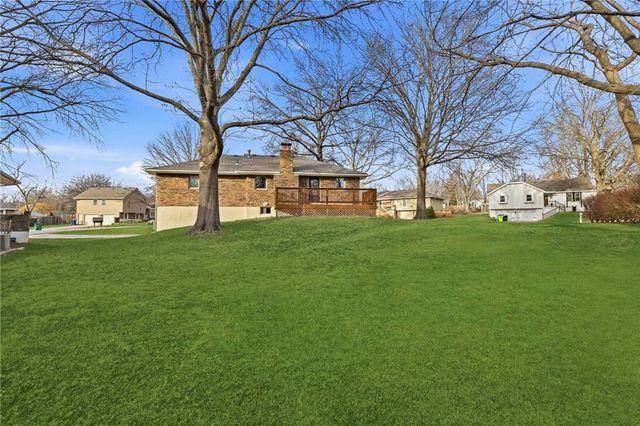 405 NE Grant Court, Lee's Summit, MO 64064