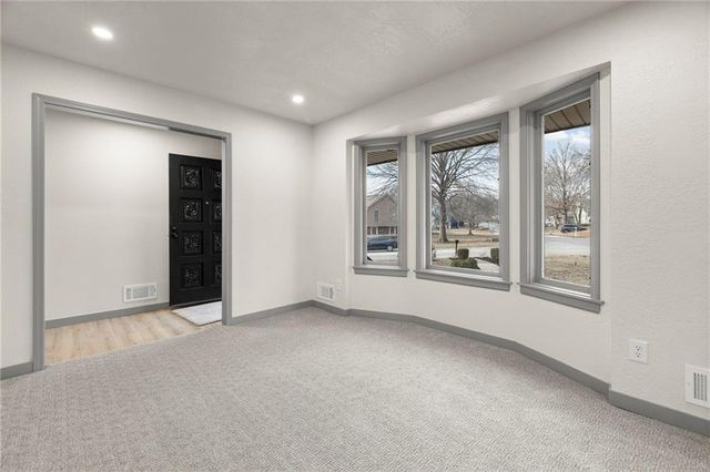 405 NE Grant Court, Lee's Summit, MO 64064