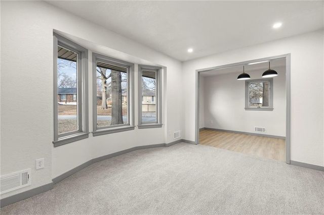 405 NE Grant Court, Lee's Summit, MO 64064