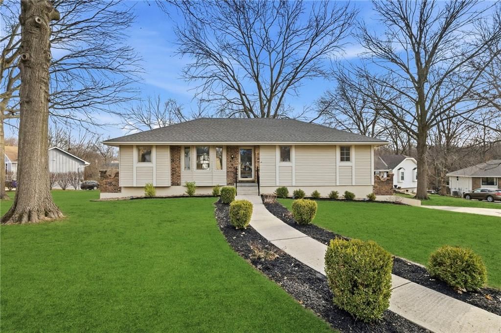 405 NE Grant Court, Lee's Summit, MO 64064