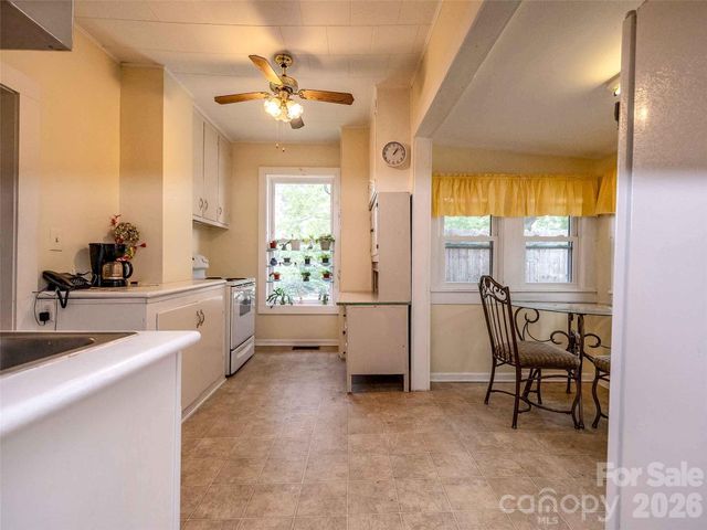 103 E King Street, East Flat Rock, NC 28726