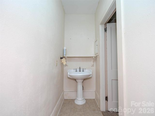 103 E King Street, East Flat Rock, NC 28726