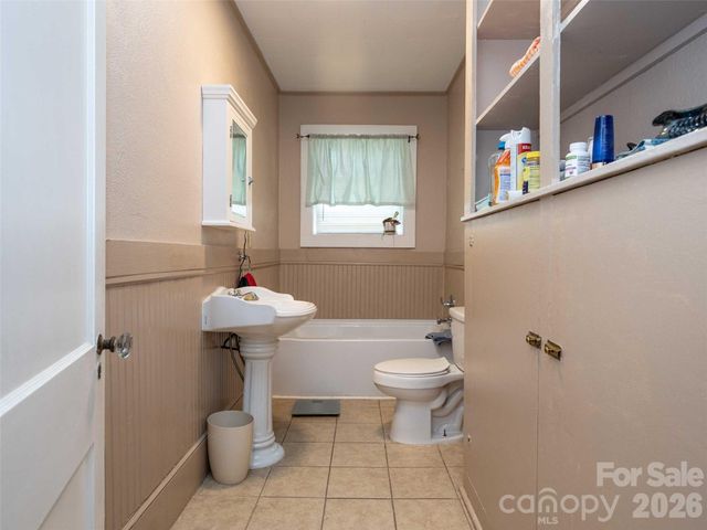 103 E King Street, East Flat Rock, NC 28726