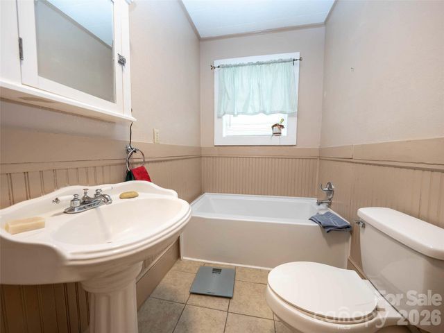 103 E King Street, East Flat Rock, NC 28726