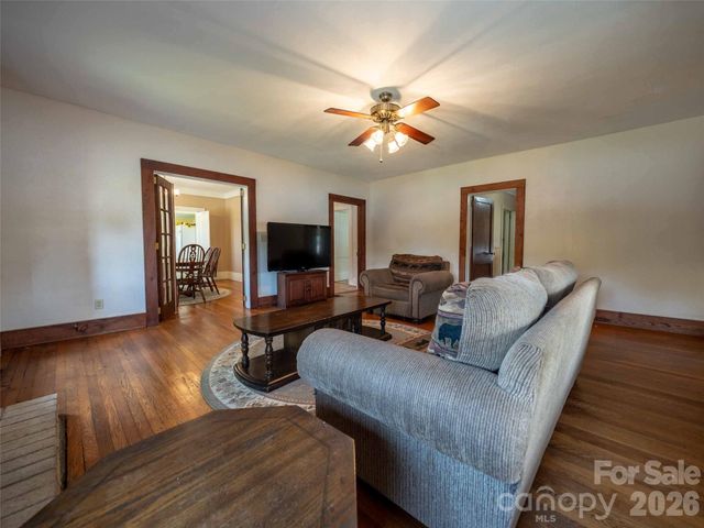 103 E King Street, East Flat Rock, NC 28726