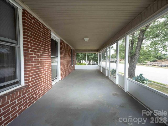 103 E King Street, East Flat Rock, NC 28726