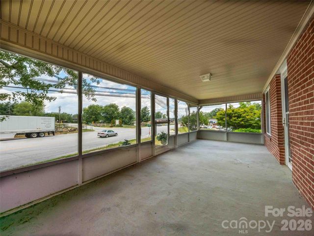 103 E King Street, East Flat Rock, NC 28726