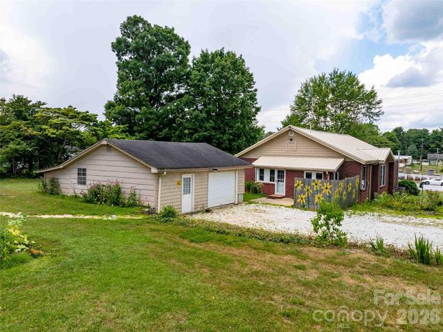 103 E King Street, East Flat Rock, NC 28726