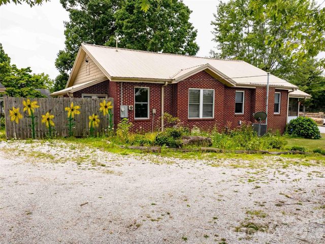 103 E King Street, East Flat Rock, NC 28726