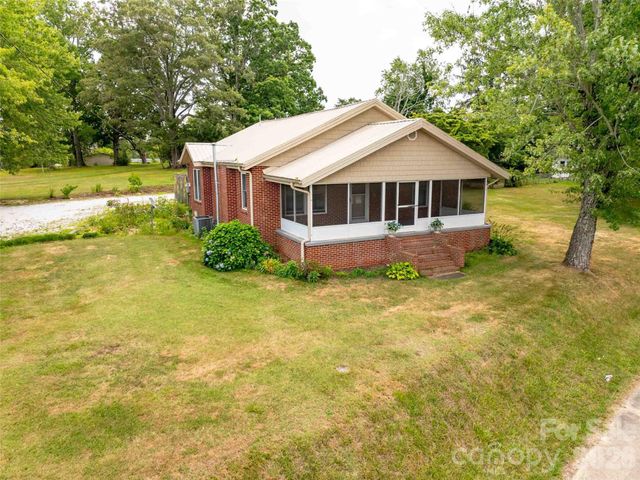 103 E King Street, East Flat Rock, NC 28726