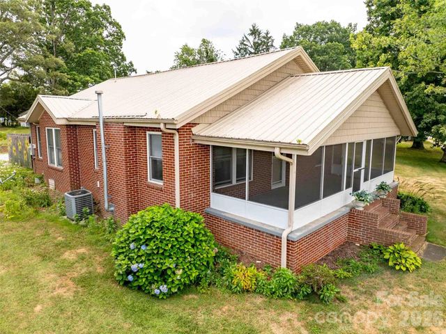 103 E King Street, East Flat Rock, NC 28726