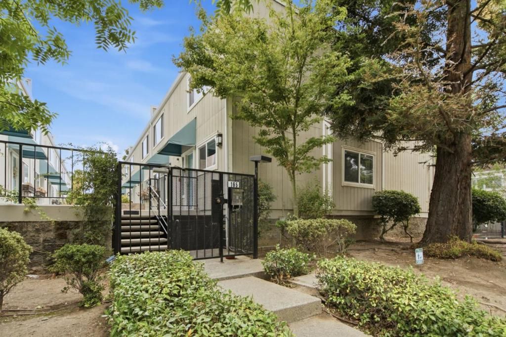 Image 2 of property listing at 165 E O'Keefe Street 9, Menlo Park, CA 94025
