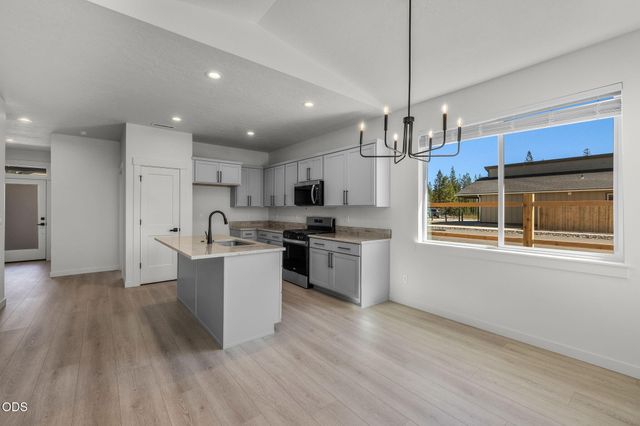 16659 Neil Court 11, La Pine, OR 97739