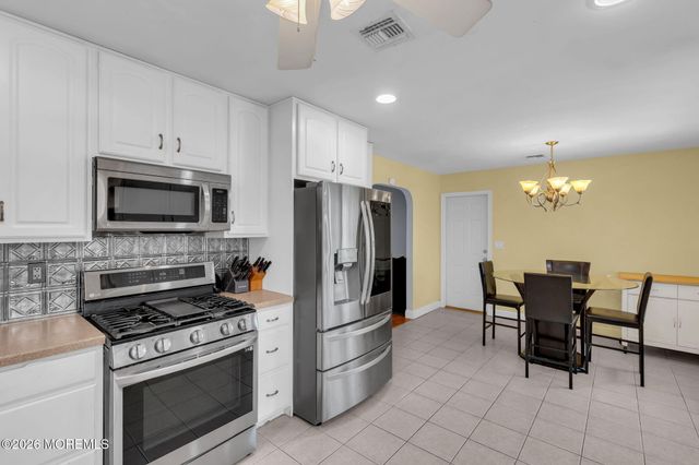 496 Apple Valley Drive, Belford, NJ 07718