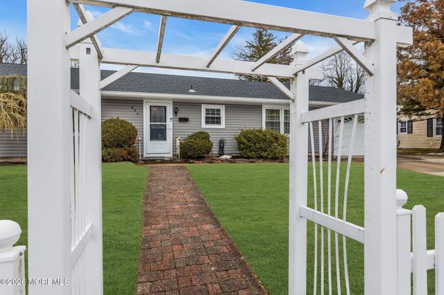 496 Apple Valley Drive, Belford, NJ 07718