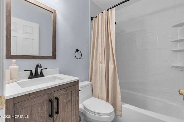 496 Apple Valley Drive, Belford, NJ 07718