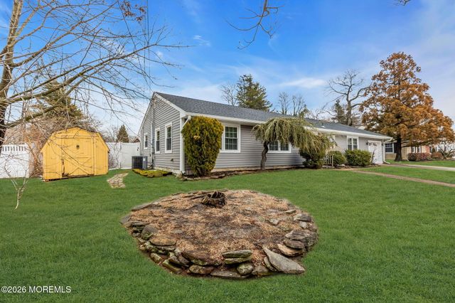 496 Apple Valley Drive, Belford, NJ 07718