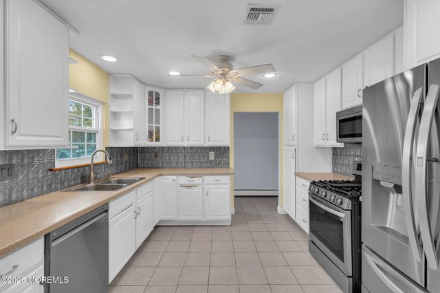 496 Apple Valley Drive, Belford, NJ 07718