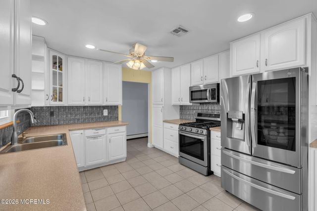 496 Apple Valley Drive, Belford, NJ 07718