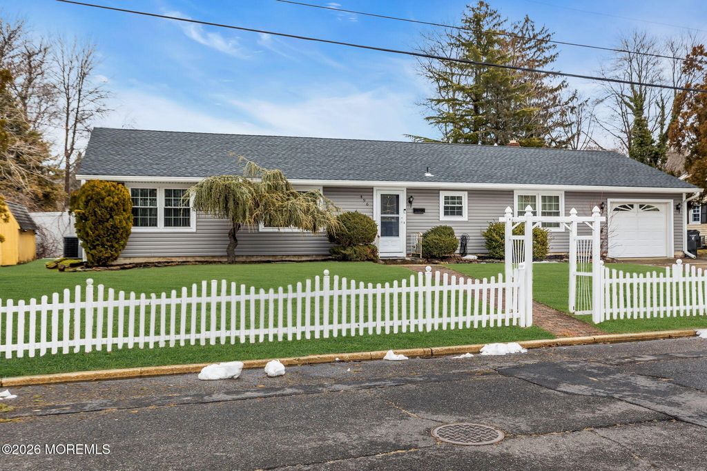 496 Apple Valley Drive, Belford, NJ 07718