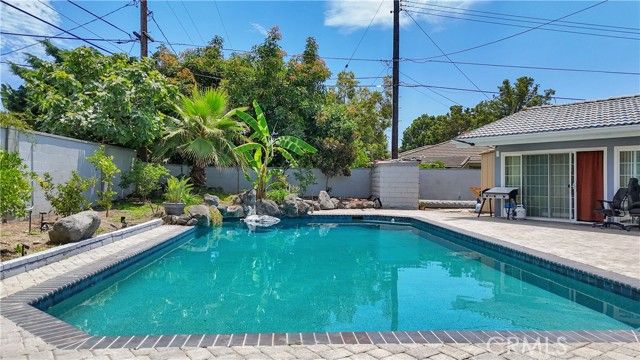 2550 W Rowland Avenue, Anaheim, CA 92804